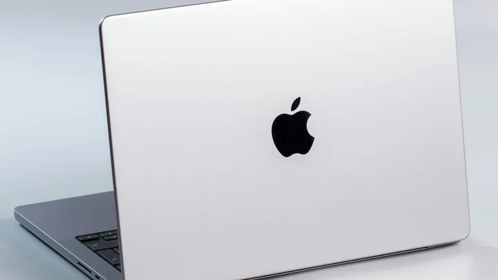 Bluelounge Kickflipを半年使った感想|貼り付け型PCスタンドの注意点